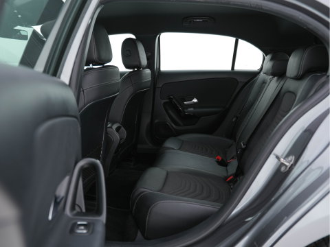 Mercedes-Benz A-Klasse 180 Advantage Style-Pack (INCL-BTW) Aut. *WIDESCREEN-DIGI-COCKPIT | LEATHER-MICROFIBRE | CAMERA | NAVI-FULLMAP | ECC | PDC | CRUISE | CARPLAY | HEATED-SPORTSEATS | CARBON-INLAY | DAB | SHIFT-PADDLES | 16"ALU*