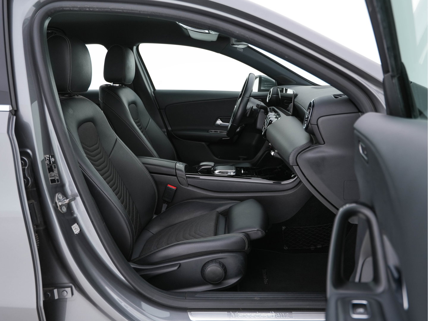 Mercedes-Benz A-Klasse 180 Advantage Style-Pack (INCL-BTW) Aut. *WIDESCREEN-DIGI-COCKPIT | LEATHER-MICROFIBRE | CAMERA | NAVI-FULLMAP | ECC | PDC | CRUISE | CARPLAY | HEATED-SPORTSEATS | CARBON-INLAY | DAB | SHIFT-PADDLES | 16"ALU*