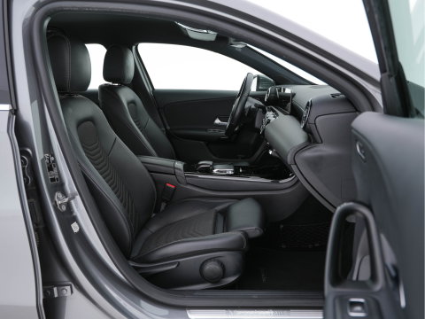 Mercedes-Benz A-Klasse 180 Advantage Style-Pack (INCL-BTW) Aut. *WIDESCREEN-DIGI-COCKPIT | LEATHER-MICROFIBRE | CAMERA | NAVI-FULLMAP | ECC | PDC | CRUISE | CARPLAY | HEATED-SPORTSEATS | CARBON-INLAY | DAB | SHIFT-PADDLES | 16"ALU*