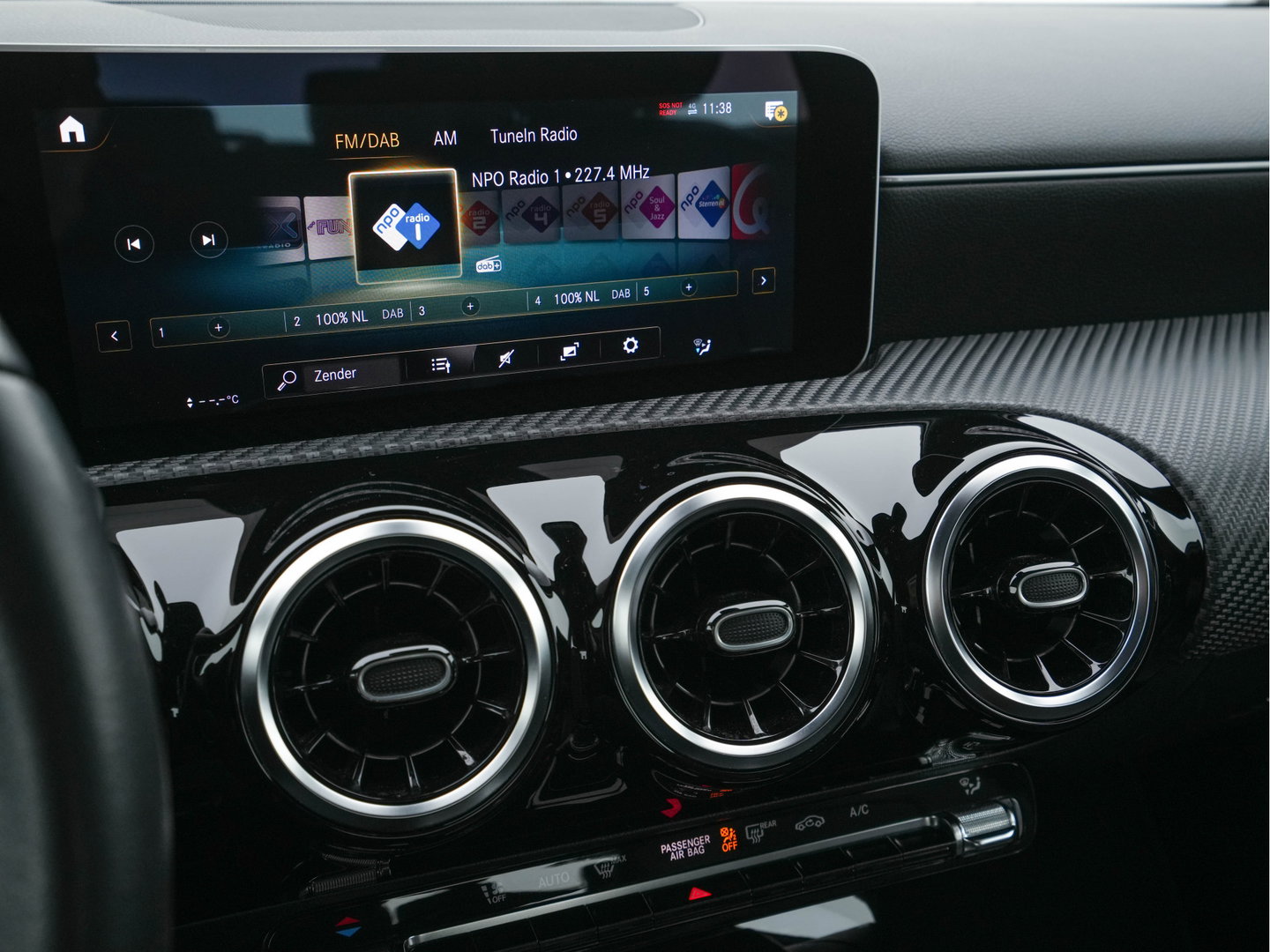 Mercedes-Benz A-Klasse 180 Advantage Style-Pack (INCL-BTW) Aut. *WIDESCREEN-DIGI-COCKPIT | LEATHER-MICROFIBRE | CAMERA | NAVI-FULLMAP | ECC | PDC | CRUISE | CARPLAY | HEATED-SPORTSEATS | CARBON-INLAY | DAB | SHIFT-PADDLES | 16"ALU*
