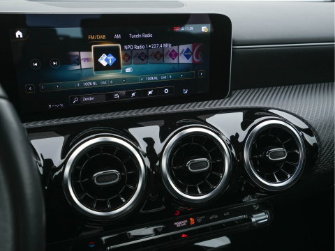Mercedes-Benz A-Klasse 180 Advantage Style-Pack (INCL-BTW) Aut. *WIDESCREEN-DIGI-COCKPIT | LEATHER-MICROFIBRE | CAMERA | NAVI-FULLMAP | ECC | PDC | CRUISE | CARPLAY | HEATED-SPORTSEATS | CARBON-INLAY | DAB | SHIFT-PADDLES | 16"ALU*