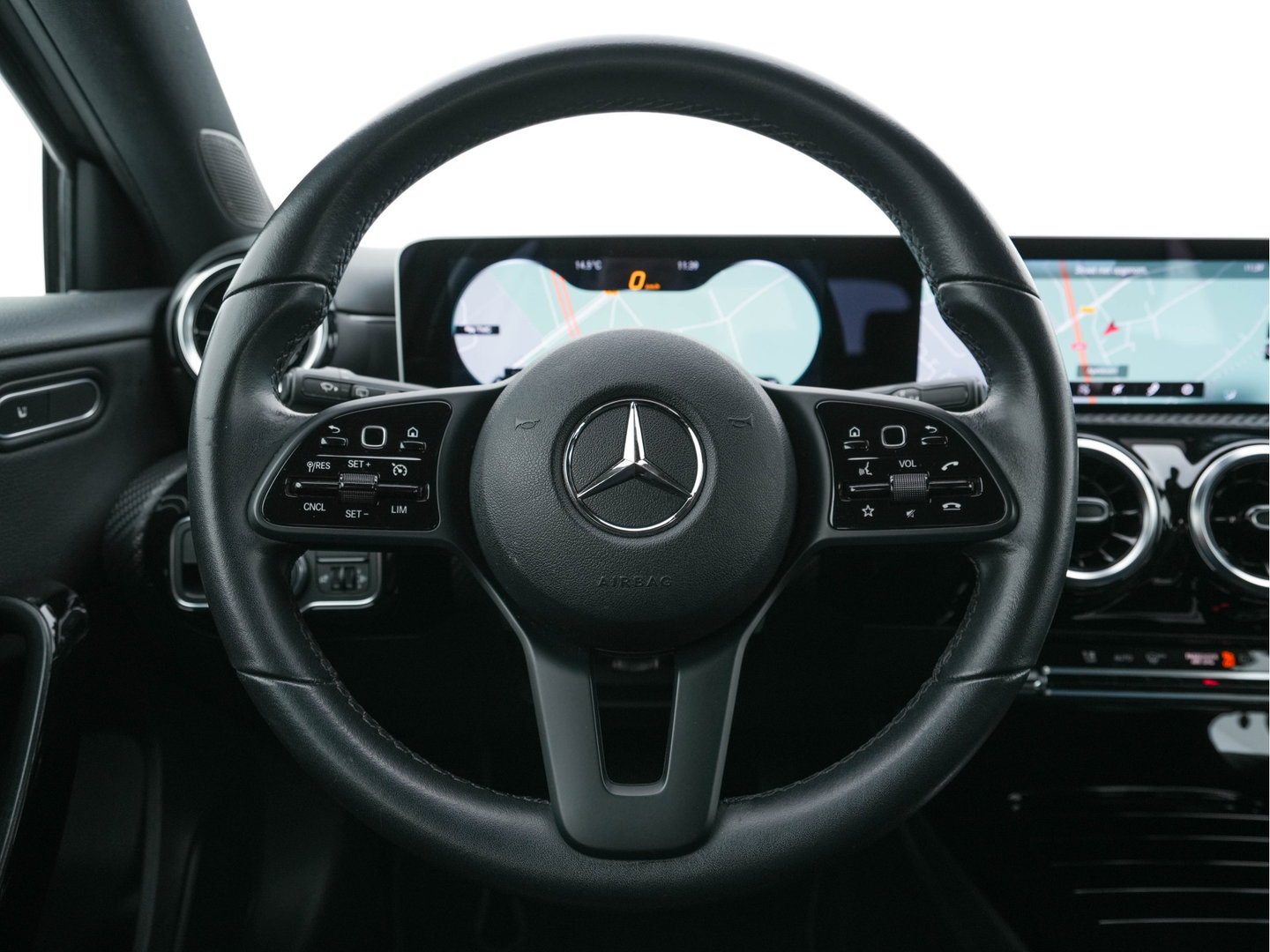 Mercedes-Benz A-Klasse 180 Advantage Style-Pack (INCL-BTW) Aut. *WIDESCREEN-DIGI-COCKPIT | LEATHER-MICROFIBRE | CAMERA | NAVI-FULLMAP | ECC | PDC | CRUISE | CARPLAY | HEATED-SPORTSEATS | CARBON-INLAY | DAB | SHIFT-PADDLES | 16"ALU*