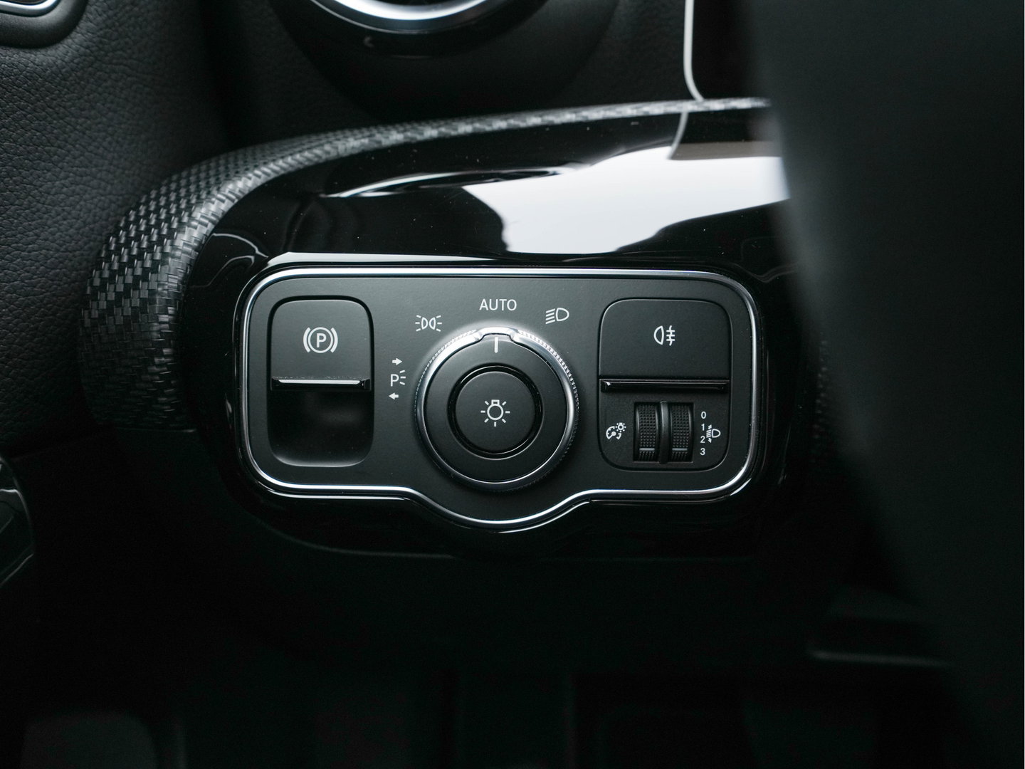 Mercedes-Benz A-Klasse 180 Advantage Style-Pack (INCL-BTW) Aut. *WIDESCREEN-DIGI-COCKPIT | LEATHER-MICROFIBRE | CAMERA | NAVI-FULLMAP | ECC | PDC | CRUISE | CARPLAY | HEATED-SPORTSEATS | CARBON-INLAY | DAB | SHIFT-PADDLES | 16"ALU*