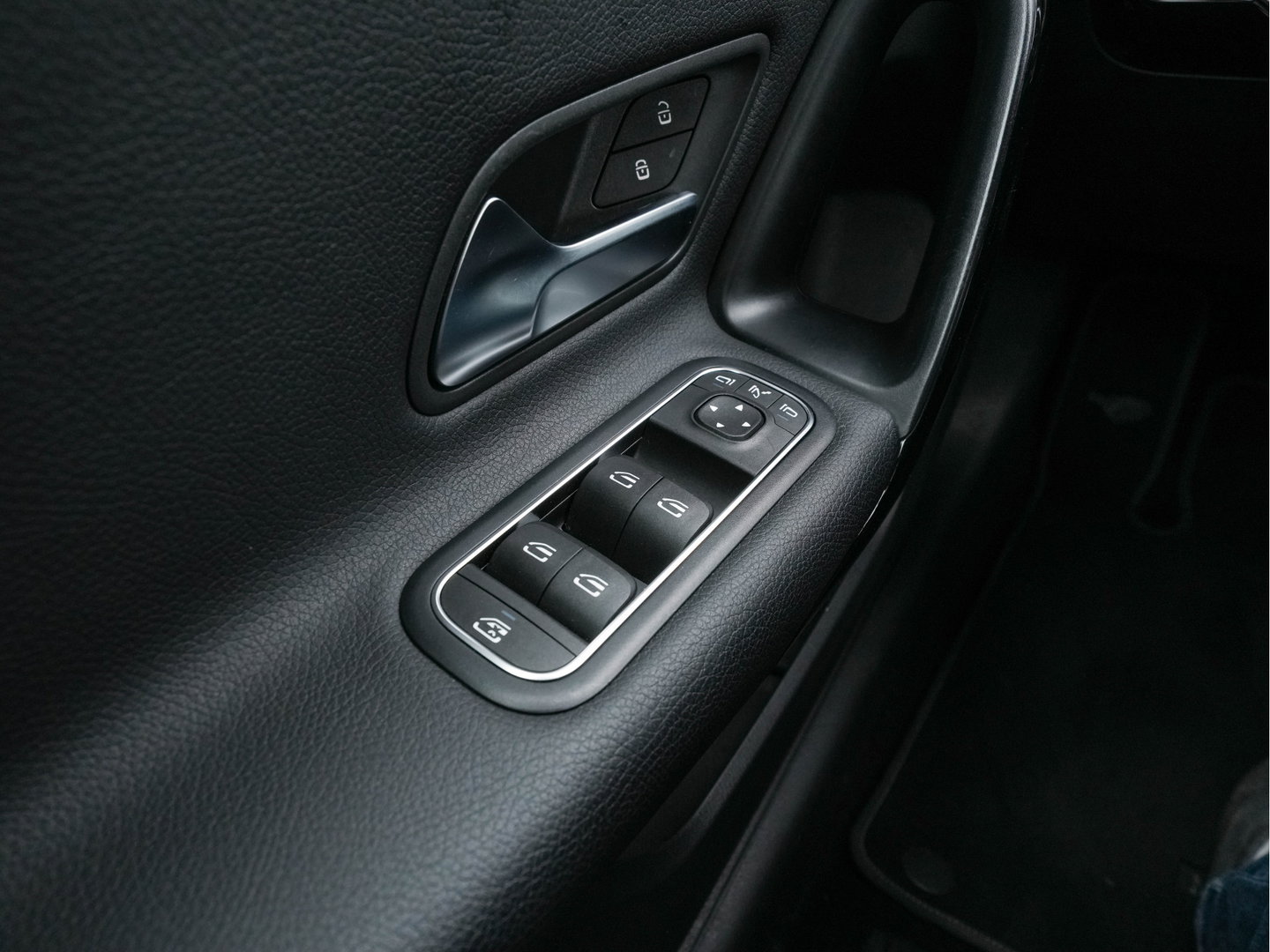 Mercedes-Benz A-Klasse 180 Advantage Style-Pack (INCL-BTW) Aut. *WIDESCREEN-DIGI-COCKPIT | LEATHER-MICROFIBRE | CAMERA | NAVI-FULLMAP | ECC | PDC | CRUISE | CARPLAY | HEATED-SPORTSEATS | CARBON-INLAY | DAB | SHIFT-PADDLES | 16"ALU*