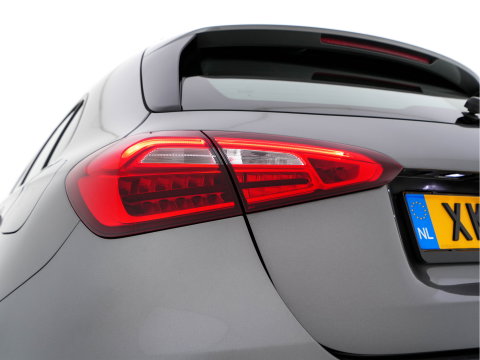 Mercedes-Benz A-Klasse 180 Advantage Style-Pack (INCL-BTW) Aut. *WIDESCREEN-DIGI-COCKPIT | LEATHER-MICROFIBRE | CAMERA | NAVI-FULLMAP | ECC | PDC | CRUISE | CARPLAY | HEATED-SPORTSEATS | CARBON-INLAY | DAB | SHIFT-PADDLES | 16"ALU*