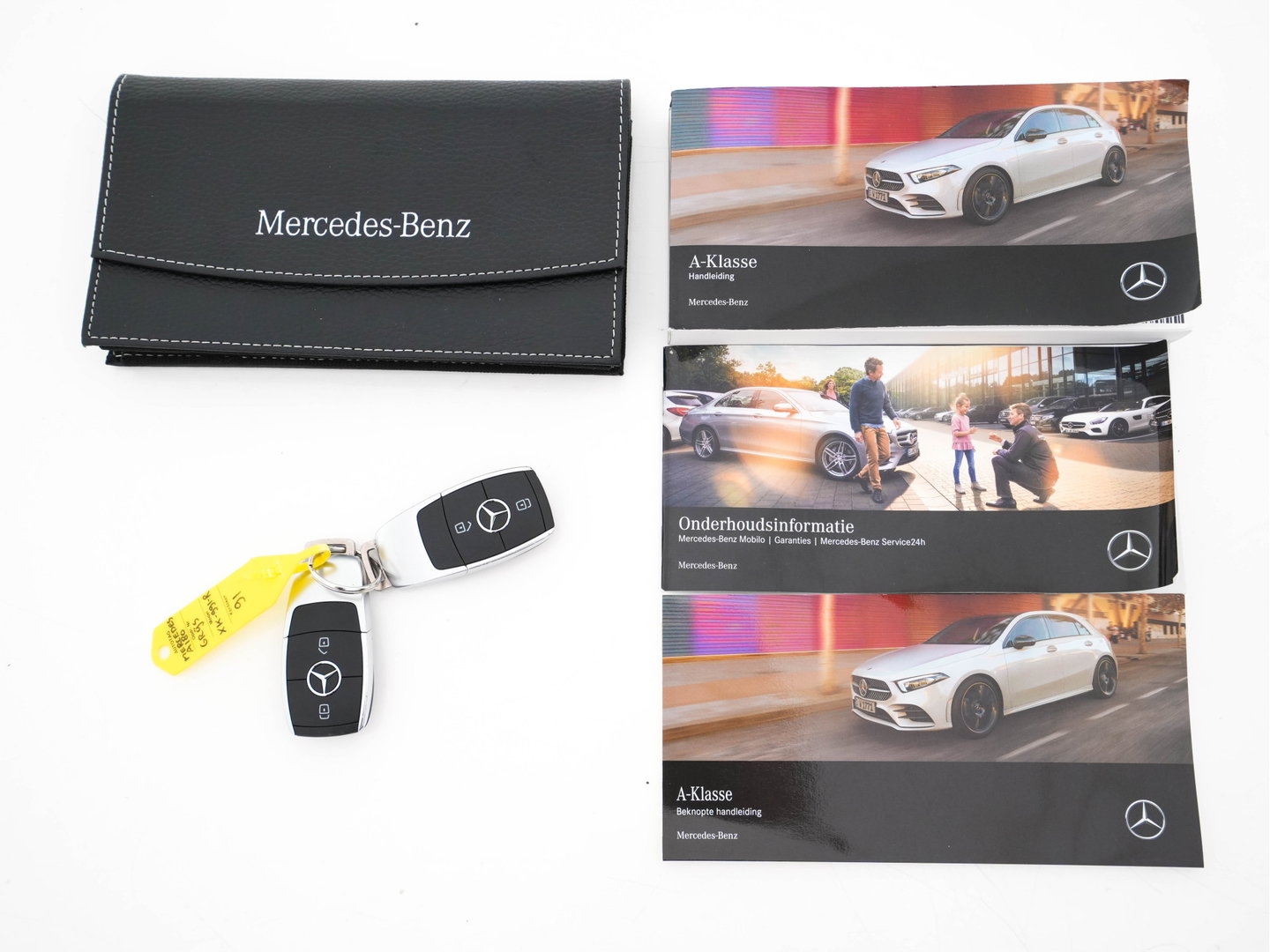 Mercedes-Benz A-Klasse 180 Advantage Style-Pack (INCL-BTW) Aut. *WIDESCREEN-DIGI-COCKPIT | LEATHER-MICROFIBRE | CAMERA | NAVI-FULLMAP | ECC | PDC | CRUISE | CARPLAY | HEATED-SPORTSEATS | CARBON-INLAY | DAB | SHIFT-PADDLES | 16"ALU*