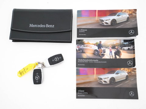 Mercedes-Benz A-Klasse 180 Advantage Style-Pack (INCL-BTW) Aut. *WIDESCREEN-DIGI-COCKPIT | LEATHER-MICROFIBRE | CAMERA | NAVI-FULLMAP | ECC | PDC | CRUISE | CARPLAY | HEATED-SPORTSEATS | CARBON-INLAY | DAB | SHIFT-PADDLES | 16"ALU*