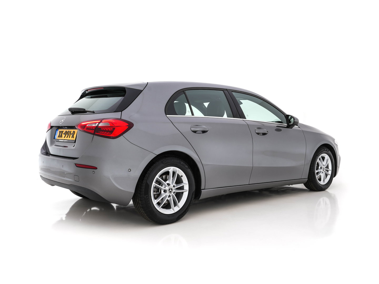 Mercedes-Benz A-Klasse 180 Advantage Style-Pack (INCL-BTW) Aut. *WIDESCREEN-DIGI-COCKPIT | LEATHER-MICROFIBRE | CAMERA | NAVI-FULLMAP | ECC | PDC | CRUISE | CARPLAY | HEATED-SPORTSEATS | CARBON-INLAY | DAB | SHIFT-PADDLES | 16"ALU*