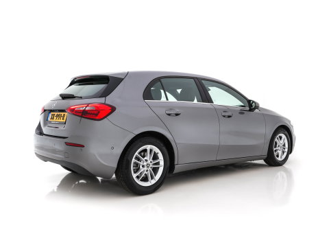 Mercedes-Benz A-Klasse 180 Advantage Style-Pack (INCL-BTW) Aut. *WIDESCREEN-DIGI-COCKPIT | LEATHER-MICROFIBRE | CAMERA | NAVI-FULLMAP | ECC | PDC | CRUISE | CARPLAY | HEATED-SPORTSEATS | CARBON-INLAY | DAB | SHIFT-PADDLES | 16"ALU*