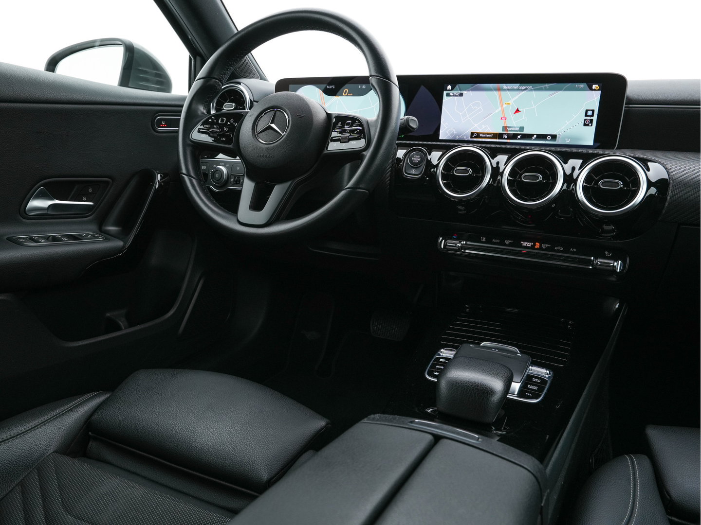 Mercedes-Benz A-Klasse 180 Advantage Style-Pack (INCL-BTW) Aut. *WIDESCREEN-DIGI-COCKPIT | LEATHER-MICROFIBRE | CAMERA | NAVI-FULLMAP | ECC | PDC | CRUISE | CARPLAY | HEATED-SPORTSEATS | CARBON-INLAY | DAB | SHIFT-PADDLES | 16"ALU*