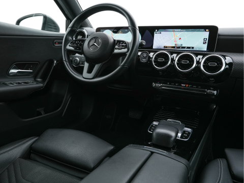 Mercedes-Benz A-Klasse 180 Advantage Style-Pack (INCL-BTW) Aut. *WIDESCREEN-DIGI-COCKPIT | LEATHER-MICROFIBRE | CAMERA | NAVI-FULLMAP | ECC | PDC | CRUISE | CARPLAY | HEATED-SPORTSEATS | CARBON-INLAY | DAB | SHIFT-PADDLES | 16"ALU*