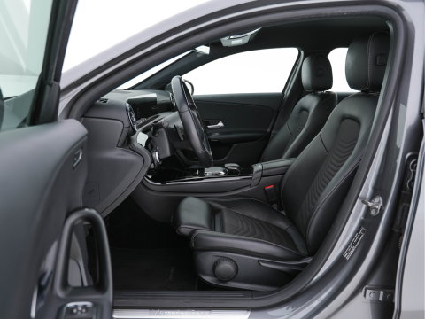 Mercedes-Benz A-Klasse 180 Advantage Style-Pack (INCL-BTW) Aut. *WIDESCREEN-DIGI-COCKPIT | LEATHER-MICROFIBRE | CAMERA | NAVI-FULLMAP | ECC | PDC | CRUISE | CARPLAY | HEATED-SPORTSEATS | CARBON-INLAY | DAB | SHIFT-PADDLES | 16"ALU*