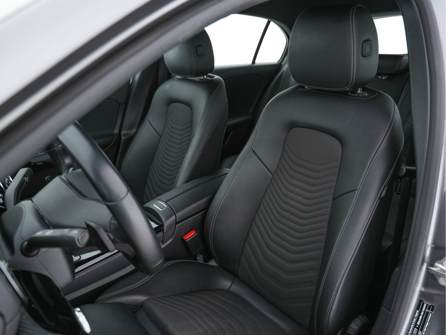 Mercedes-Benz A-Klasse 180 Advantage Style-Pack (INCL-BTW) Aut. *WIDESCREEN-DIGI-COCKPIT | LEATHER-MICROFIBRE | CAMERA | NAVI-FULLMAP | ECC | PDC | CRUISE | CARPLAY | HEATED-SPORTSEATS | CARBON-INLAY | DAB | SHIFT-PADDLES | 16"ALU*