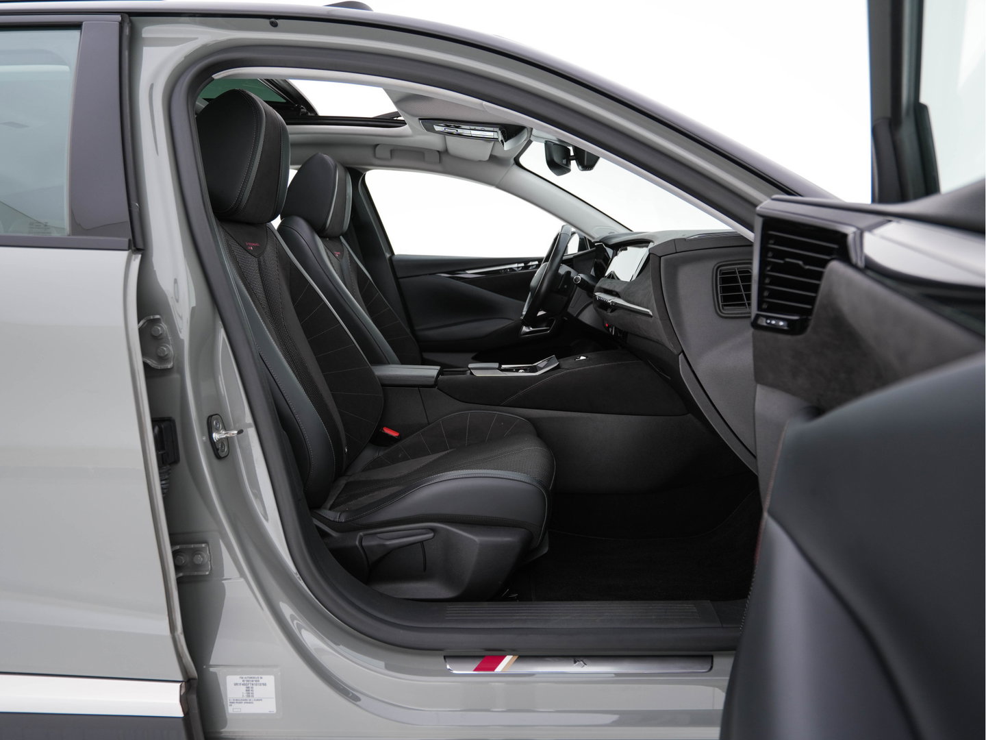 DS DS 4 1.6 Performance-Line+ PureTech (INCL-BTW) Aut. *PANO | LEATHER-MICROFIBRE | FULL-LED | HEATED-SPORTSEATS | DIGI-COCKPIT | KEYLESS | CAMERA | LANE-ASSIST | CARPLAY | ECC | SHIFTPADDLES | PDC | TOWBAR | 19''ALU*