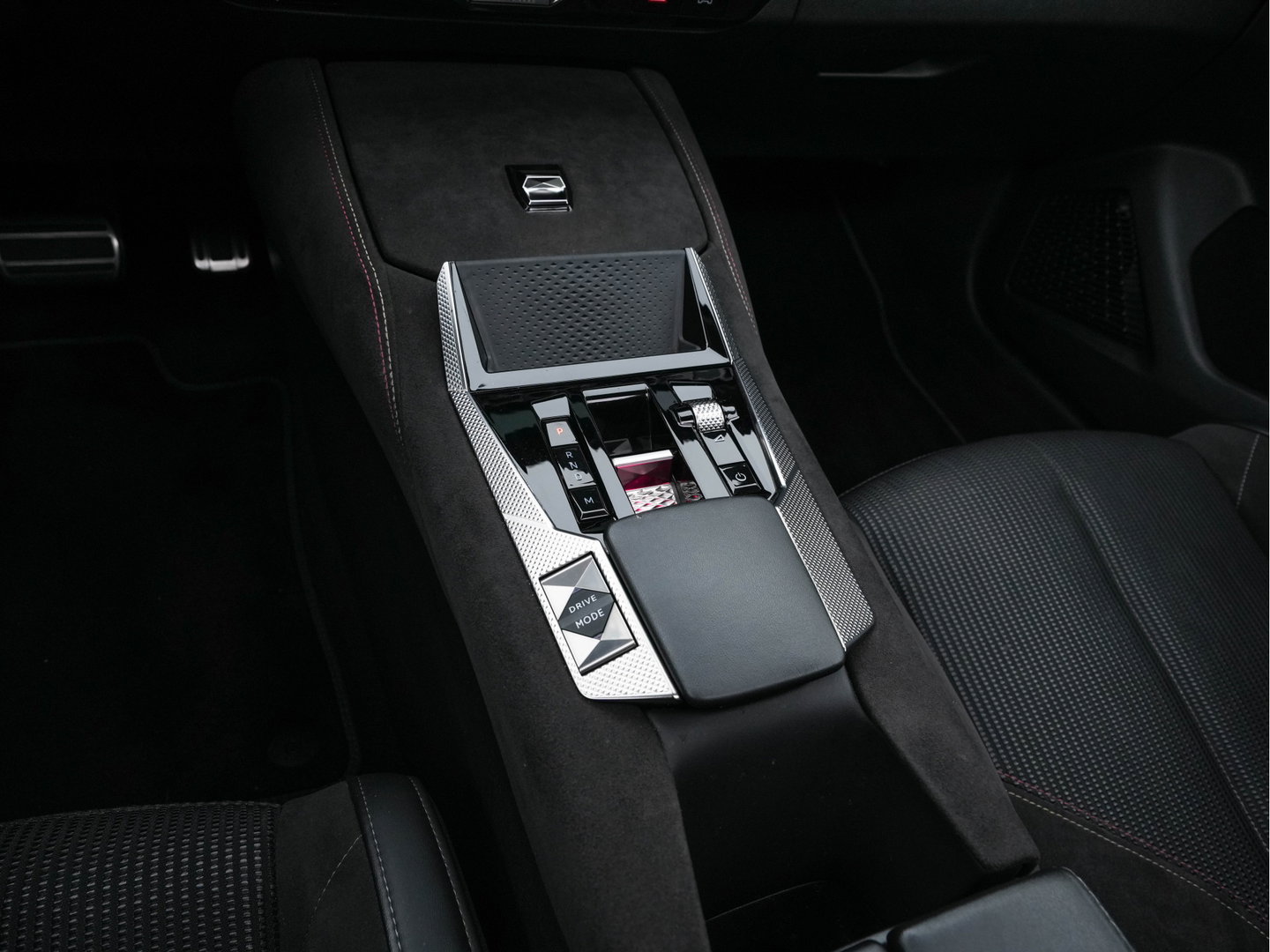 DS DS 4 1.6 Performance-Line+ PureTech (INCL-BTW) Aut. *PANO | LEATHER-MICROFIBRE | FULL-LED | HEATED-SPORTSEATS | DIGI-COCKPIT | KEYLESS | CAMERA | LANE-ASSIST | CARPLAY | ECC | SHIFTPADDLES | PDC | TOWBAR | 19''ALU*