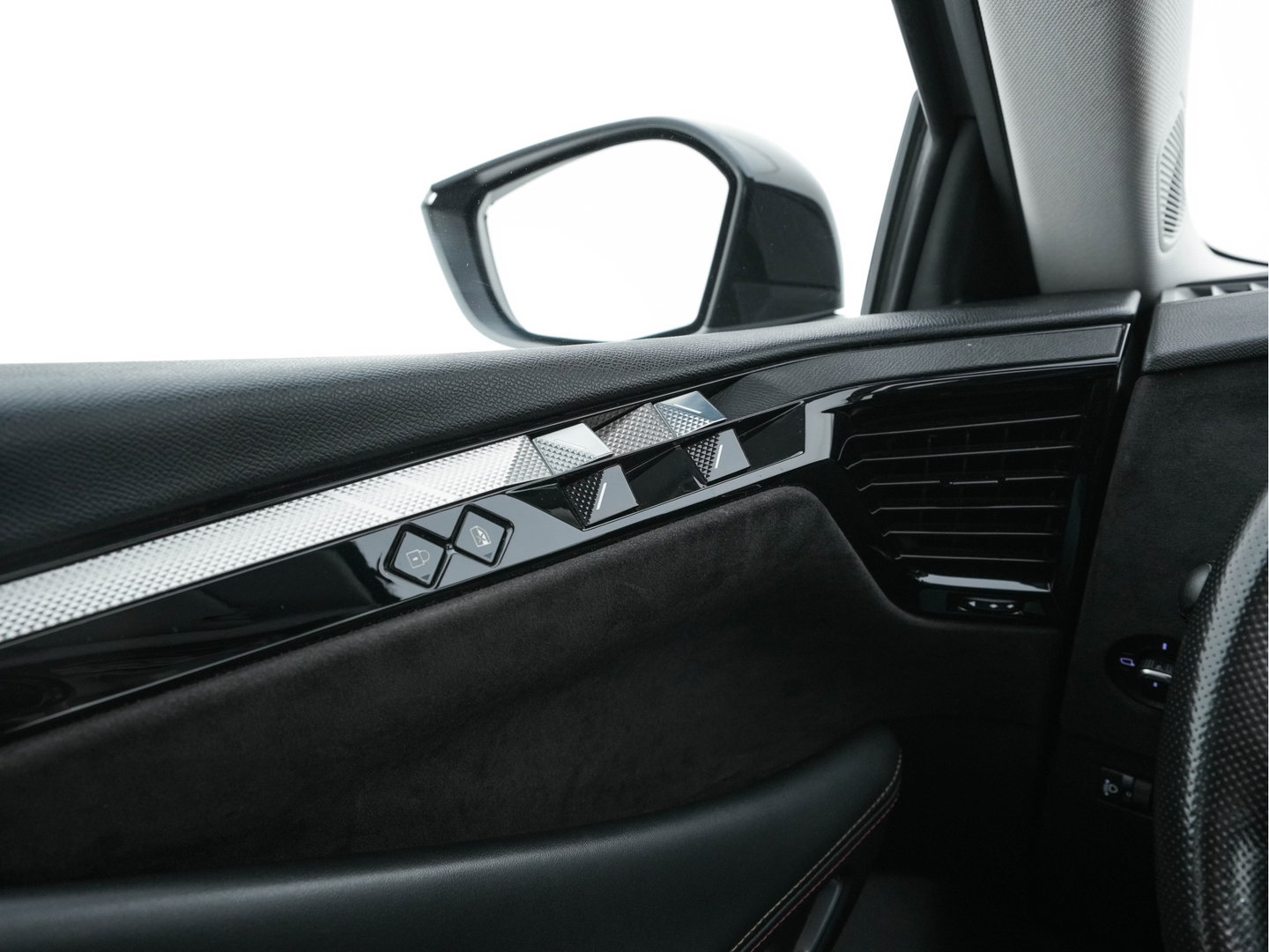 DS DS 4 1.6 Performance-Line+ PureTech (INCL-BTW) Aut. *PANO | LEATHER-MICROFIBRE | FULL-LED | HEATED-SPORTSEATS | DIGI-COCKPIT | KEYLESS | CAMERA | LANE-ASSIST | CARPLAY | ECC | SHIFTPADDLES | PDC | TOWBAR | 19''ALU*