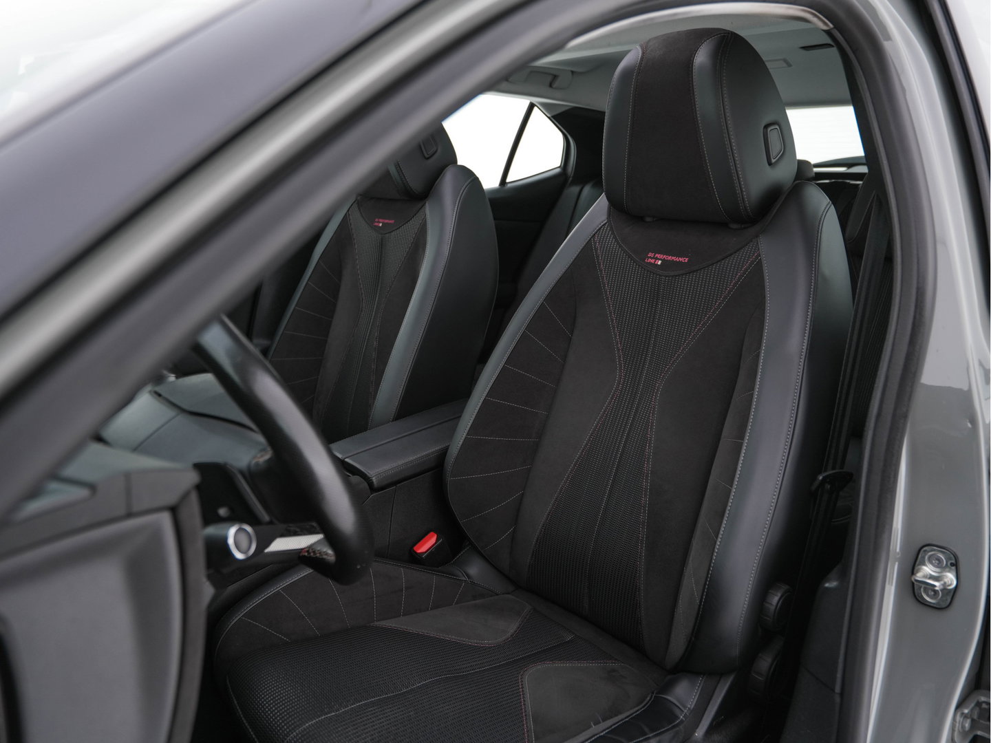 DS DS 4 1.6 Performance-Line+ PureTech (INCL-BTW) Aut. *PANO | LEATHER-MICROFIBRE | FULL-LED | HEATED-SPORTSEATS | DIGI-COCKPIT | KEYLESS | CAMERA | LANE-ASSIST | CARPLAY | ECC | SHIFTPADDLES | PDC | TOWBAR | 19''ALU*