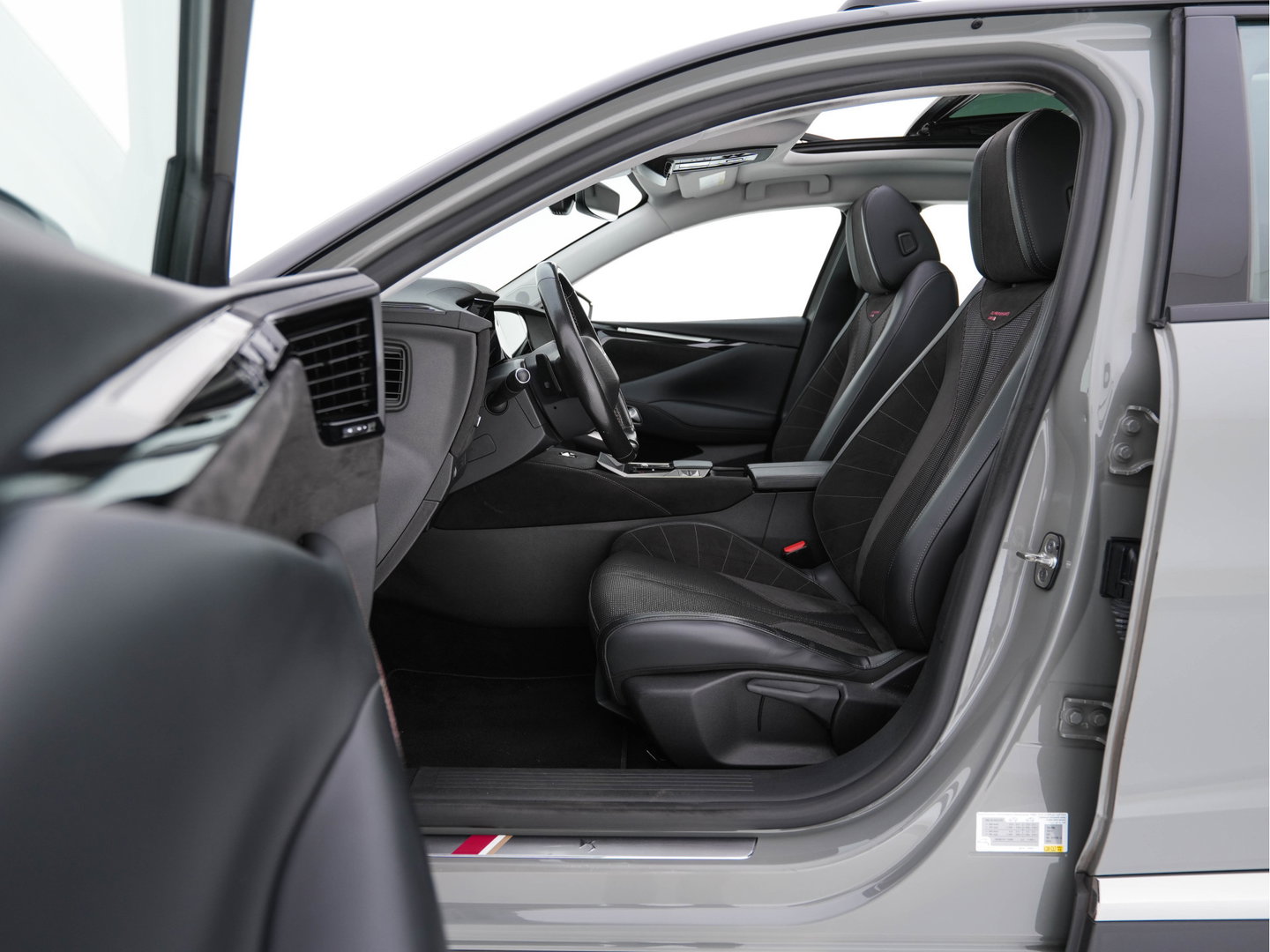 DS DS 4 1.6 Performance-Line+ PureTech (INCL-BTW) Aut. *PANO | LEATHER-MICROFIBRE | FULL-LED | HEATED-SPORTSEATS | DIGI-COCKPIT | KEYLESS | CAMERA | LANE-ASSIST | CARPLAY | ECC | SHIFTPADDLES | PDC | TOWBAR | 19''ALU*