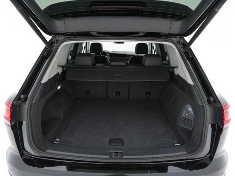 Volkswagen Touareg 3.0 TDI R-Line (INCL-BTW) Aut. *LEATHER | FULL-LED | BLIND-SPOT | HEATED-COMFORTSEATS | AIR-SUSPENSION | KEYLESS | CAMERA | NAVI-FULLMAP | PRIVACY-GLASS | ADAPTIVE-CRUISE |  SHIFT-PADDLES | TOWBAR*