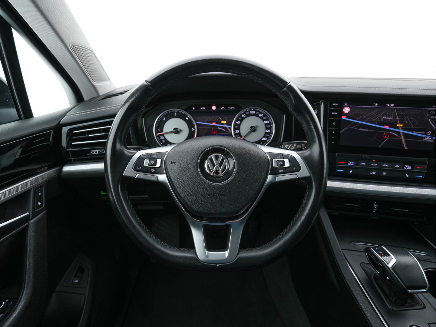 Volkswagen Touareg 3.0 TDI R-Line (INCL-BTW) Aut. *LEATHER | FULL-LED | BLIND-SPOT | HEATED-COMFORTSEATS | AIR-SUSPENSION | KEYLESS | CAMERA | NAVI-FULLMAP | PRIVACY-GLASS | ADAPTIVE-CRUISE |  SHIFT-PADDLES | TOWBAR*
