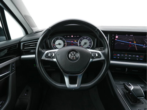 Volkswagen Touareg 3.0 TDI R-Line (INCL-BTW) Aut. *LEATHER | FULL-LED | BLIND-SPOT | HEATED-COMFORTSEATS | AIR-SUSPENSION | KEYLESS | CAMERA | NAVI-FULLMAP | PRIVACY-GLASS | ADAPTIVE-CRUISE |  SHIFT-PADDLES | TOWBAR*