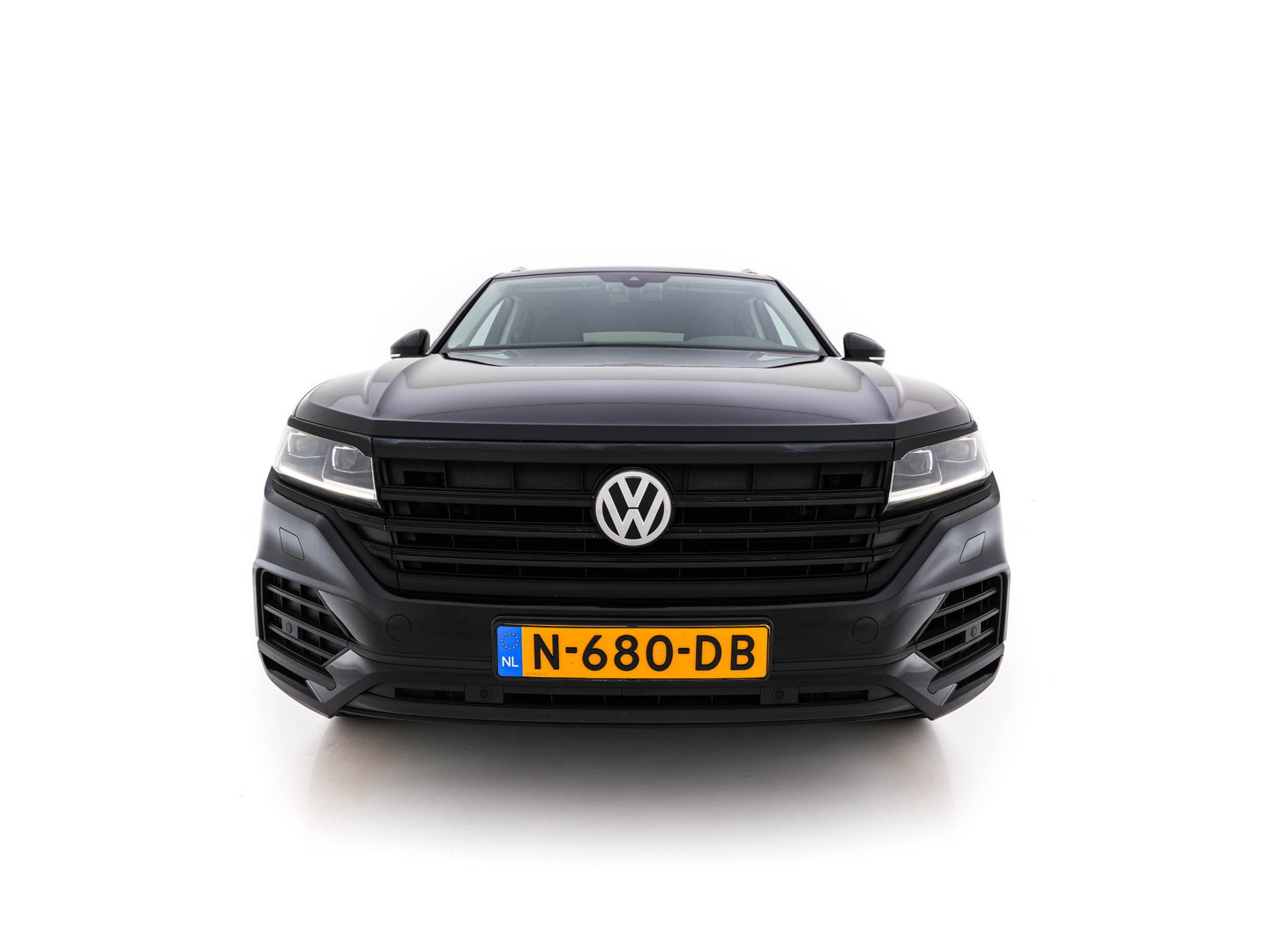 Volkswagen Touareg 3.0 TDI R-Line (INCL-BTW) Aut. *LEATHER | FULL-LED | BLIND-SPOT | HEATED-COMFORTSEATS | AIR-SUSPENSION | KEYLESS | CAMERA | NAVI-FULLMAP | PRIVACY-GLASS | ADAPTIVE-CRUISE |  SHIFT-PADDLES | TOWBAR*