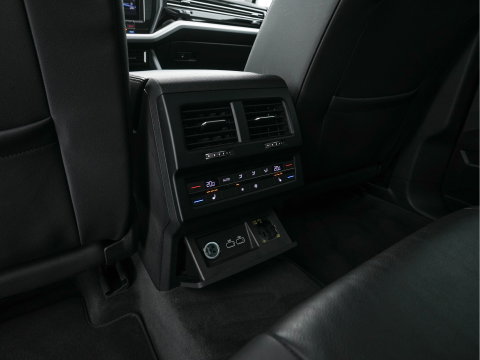 Volkswagen Touareg 3.0 TDI R-Line (INCL-BTW) Aut. *LEATHER | FULL-LED | BLIND-SPOT | HEATED-COMFORTSEATS | AIR-SUSPENSION | KEYLESS | CAMERA | NAVI-FULLMAP | PRIVACY-GLASS | ADAPTIVE-CRUISE |  SHIFT-PADDLES | TOWBAR*