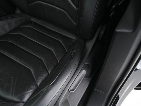 Volkswagen Touareg 3.0 TDI R-Line (INCL-BTW) Aut. *LEATHER | FULL-LED | BLIND-SPOT | HEATED-COMFORTSEATS | AIR-SUSPENSION | KEYLESS | CAMERA | NAVI-FULLMAP | PRIVACY-GLASS | ADAPTIVE-CRUISE |  SHIFT-PADDLES | TOWBAR*