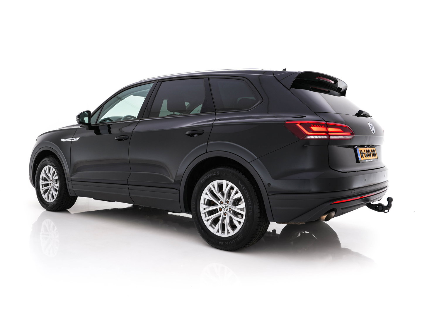Volkswagen Touareg 3.0 TDI R-Line (INCL-BTW) Aut. *LEATHER | FULL-LED | BLIND-SPOT | HEATED-COMFORTSEATS | AIR-SUSPENSION | KEYLESS | CAMERA | NAVI-FULLMAP | PRIVACY-GLASS | ADAPTIVE-CRUISE |  SHIFT-PADDLES | TOWBAR*