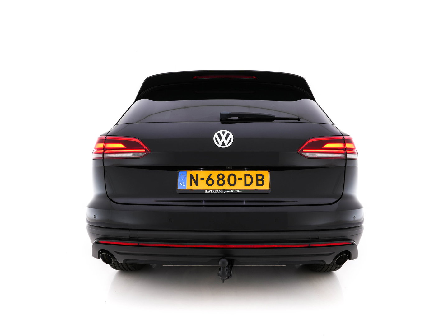 Volkswagen Touareg 3.0 TDI R-Line (INCL-BTW) Aut. *LEATHER | FULL-LED | BLIND-SPOT | HEATED-COMFORTSEATS | AIR-SUSPENSION | KEYLESS | CAMERA | NAVI-FULLMAP | PRIVACY-GLASS | ADAPTIVE-CRUISE |  SHIFT-PADDLES | TOWBAR*