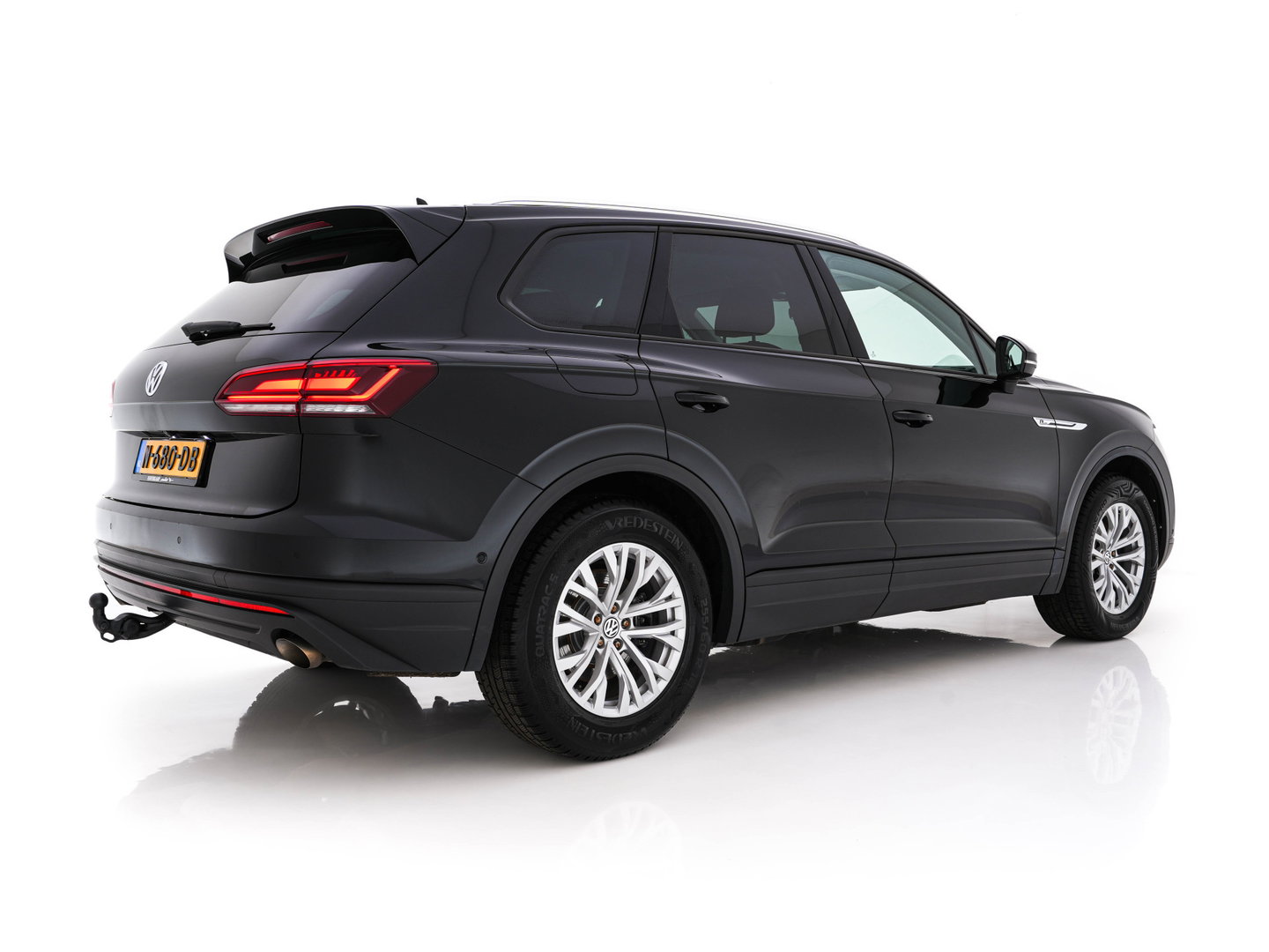 Volkswagen Touareg 3.0 TDI R-Line (INCL-BTW) Aut. *LEATHER | FULL-LED | BLIND-SPOT | HEATED-COMFORTSEATS | AIR-SUSPENSION | KEYLESS | CAMERA | NAVI-FULLMAP | PRIVACY-GLASS | ADAPTIVE-CRUISE |  SHIFT-PADDLES | TOWBAR*