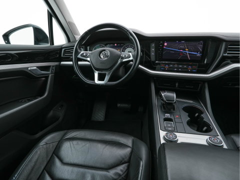 Volkswagen Touareg 3.0 TDI R-Line (INCL-BTW) Aut. *LEATHER | FULL-LED | BLIND-SPOT | HEATED-COMFORTSEATS | AIR-SUSPENSION | KEYLESS | CAMERA | NAVI-FULLMAP | PRIVACY-GLASS | ADAPTIVE-CRUISE |  SHIFT-PADDLES | TOWBAR*