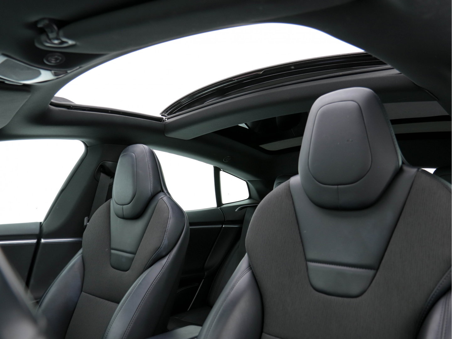 Tesla Model S 235 Kw Base [ 3-Fase-17kW ] {SoH-87%} (INCL-BTW) *PANO | AUTO-PILOT | KEYLESS | FULL-LED | 1/2-LEATHER | NAVI-FULLMAP | SURROUND-VIEW | APP-CONNECT | LANE-ASSIST | DIGI-COCKPIT | DAB | SPORT-SEATS | 19"ALU