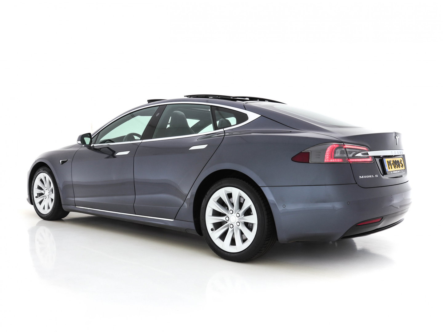 Tesla Model S 235 Kw Base [ 3-Fase-17kW ] {SoH-87%} (INCL-BTW) *PANO | AUTO-PILOT | KEYLESS | FULL-LED | 1/2-LEATHER | NAVI-FULLMAP | SURROUND-VIEW | APP-CONNECT | LANE-ASSIST | DIGI-COCKPIT | DAB | SPORT-SEATS | 19"ALU