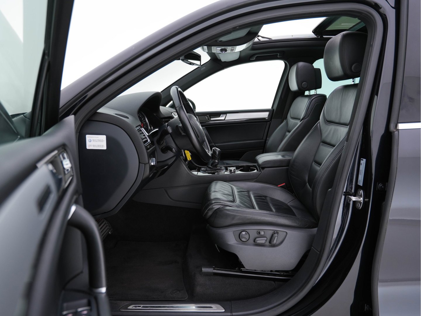 Volkswagen Touareg 3.0 TDI R-line Aut. *PANO | LEATHER | NAVI-FULLMAP | XENON | DYNAUDIO | MEMORY-PACK | ECC | SHIFT-PADDLES | PDC | DAB | COMFORTSEATS | 21"ALU*