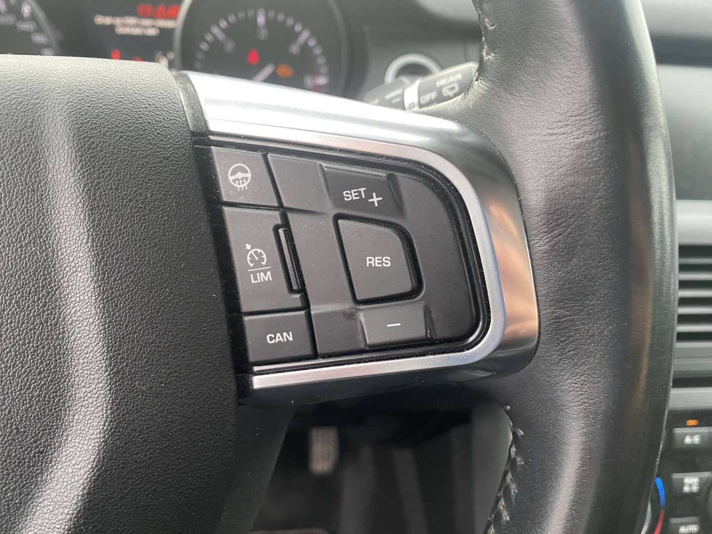 Land Rover Discovery Sport 2.0 TD4 HSE Luxury AWD [⚠️] *NAVI-FULLMAP | BI-XENON | LEATHER | MERIDIAN-SURROUND | CAMERA | ECC | PDC | CRUISE | LANE-ASSIST | MEMORY-PACK | PRIVACY-GLASS | TOWBAR | HEATED-COMFORTSEATS | LANE-ASSIST | 19"ALU*