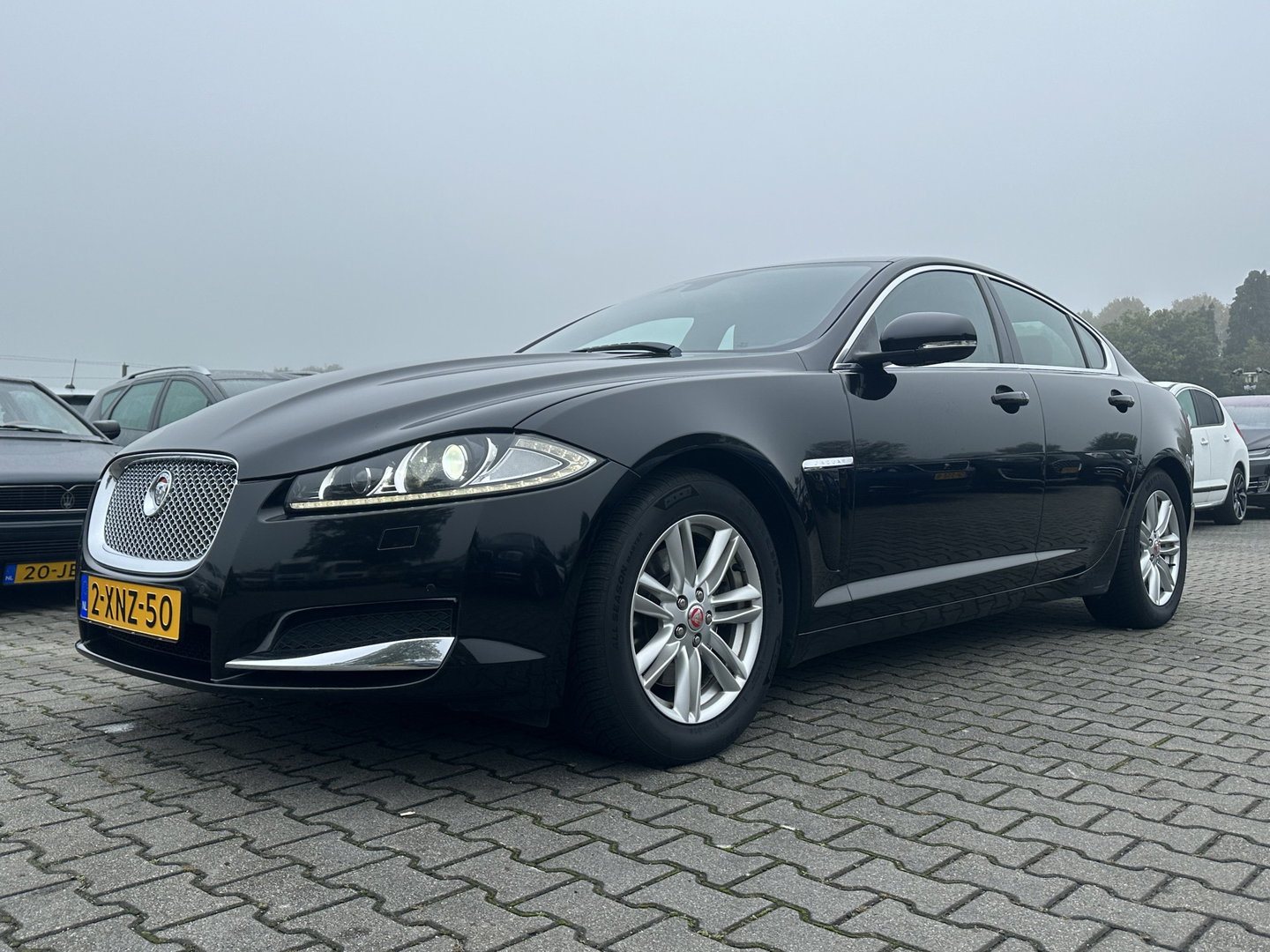 Jaguar XF 2.2D Aut. *LEATHER  | BI-XENON | NAVI-FULLMAP | CAMERA | ECC | PDC | CRUISE | HEATED-COMFORTSEATS | KEYLESS | SHIFTPADDLES | TOWBAR | 17"ALU*