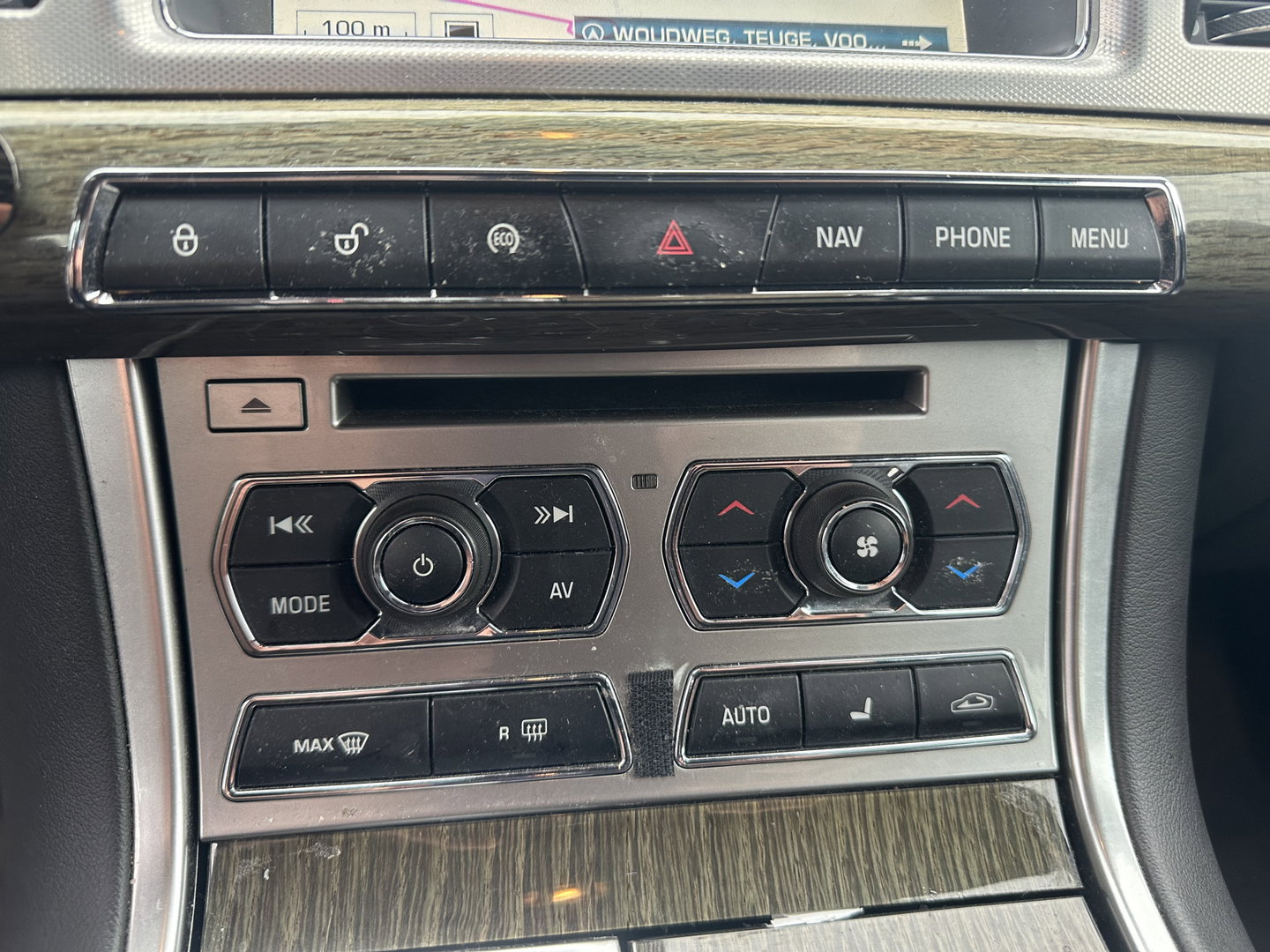 Jaguar XF 2.2D Aut. *LEATHER  | BI-XENON | NAVI-FULLMAP | CAMERA | ECC | PDC | CRUISE | HEATED-COMFORTSEATS | KEYLESS | SHIFTPADDLES | TOWBAR | 17"ALU*