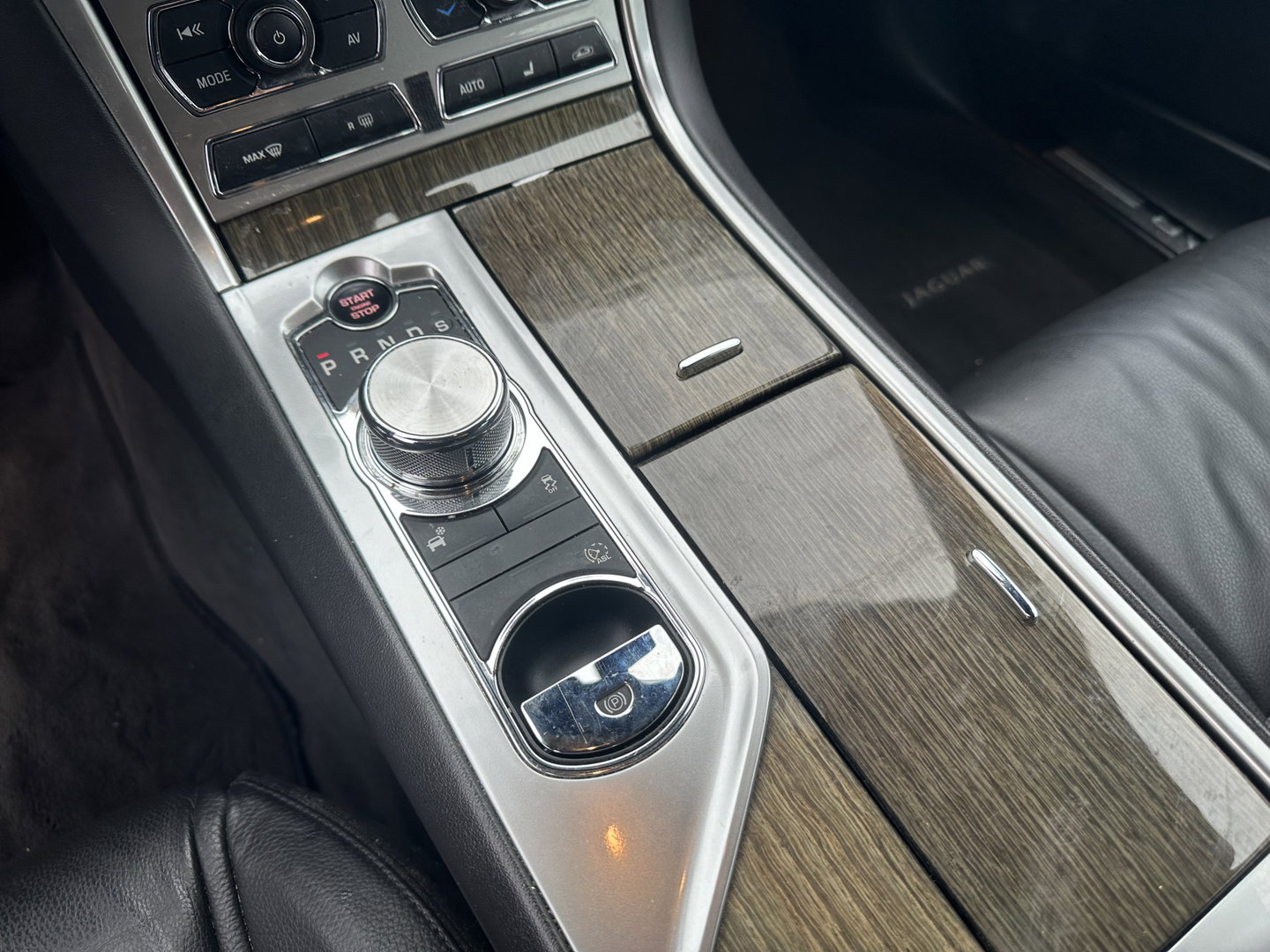 Jaguar XF 2.2D Aut. *LEATHER  | BI-XENON | NAVI-FULLMAP | CAMERA | ECC | PDC | CRUISE | HEATED-COMFORTSEATS | KEYLESS | SHIFTPADDLES | TOWBAR | 17"ALU*