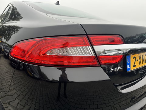 Jaguar XF 2.2D Aut. *LEATHER  | BI-XENON | NAVI-FULLMAP | CAMERA | ECC | PDC | CRUISE | HEATED-COMFORTSEATS | KEYLESS | SHIFTPADDLES | TOWBAR | 17"ALU*