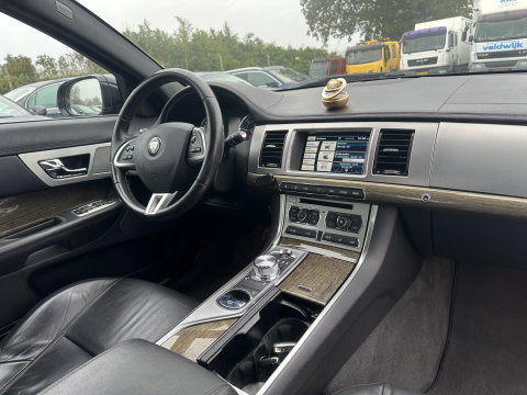 Jaguar XF 2.2D Aut. *LEATHER  | BI-XENON | NAVI-FULLMAP | CAMERA | ECC | PDC | CRUISE | HEATED-COMFORTSEATS | KEYLESS | SHIFTPADDLES | TOWBAR | 17"ALU*