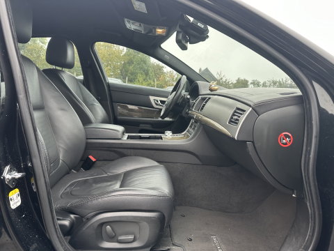 Jaguar XF 2.2D Aut. *LEATHER  | BI-XENON | NAVI-FULLMAP | CAMERA | ECC | PDC | CRUISE | HEATED-COMFORTSEATS | KEYLESS | SHIFTPADDLES | TOWBAR | 17"ALU*