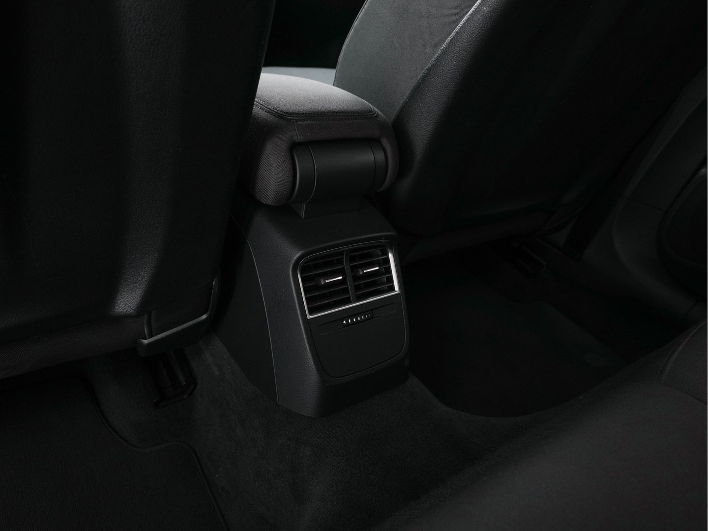Audi A3 Limousine 1.6 TDI S-Line Ambition XENON | NAVI-FULLMAP | COMFORT-SEATS | PRIVACY-GLASS | ECC | PDC | CRUISE | 18''ALU*