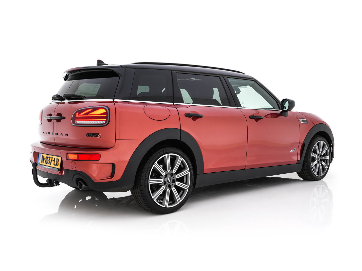 MINI Clubman 2.0 Cooper S ALL4 Premier Plus JCW (INCL-BTW) Aut * PANO | LEATHER | FULL-LED | HEATED-SPORTSEATS | DIGI-COCKPIT | AMBIENT-LIGHT | PRIVACY-GLASS | HEAD-UP | PDC | CAMERA | DAB  | KEYLESS | TOWBAR | 18"ALU*