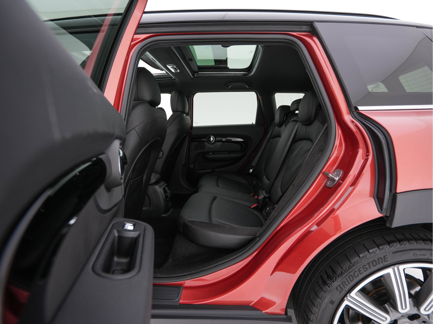 MINI Clubman 2.0 Cooper S ALL4 Premier Plus JCW (INCL-BTW) Aut * PANO | LEATHER | FULL-LED | HEATED-SPORTSEATS | DIGI-COCKPIT | AMBIENT-LIGHT | PRIVACY-GLASS | HEAD-UP | PDC | CAMERA | DAB  | KEYLESS | TOWBAR | 18"ALU*