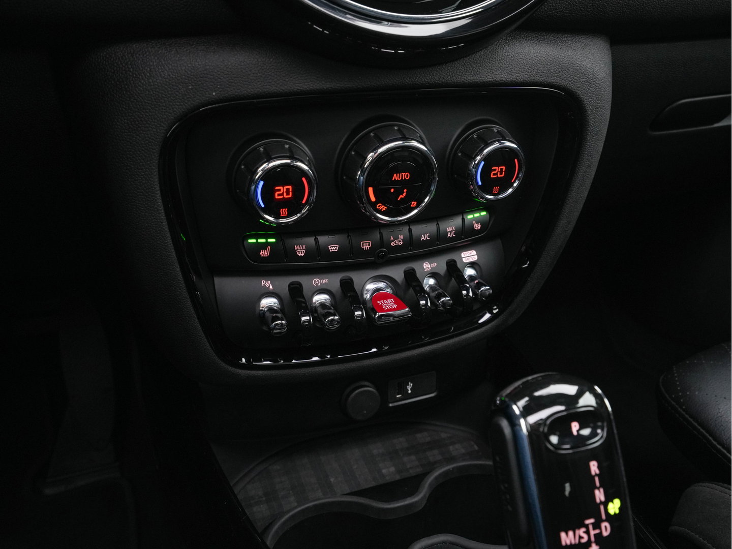 MINI Clubman 2.0 Cooper S ALL4 Premier Plus JCW (INCL-BTW) Aut * PANO | LEATHER | FULL-LED | HEATED-SPORTSEATS | DIGI-COCKPIT | AMBIENT-LIGHT | PRIVACY-GLASS | HEAD-UP | PDC | CAMERA | DAB  | KEYLESS | TOWBAR | 18"ALU*
