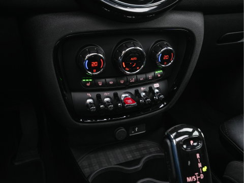 MINI Clubman 2.0 Cooper S ALL4 Premier Plus JCW (INCL-BTW) Aut * PANO | LEATHER | FULL-LED | HEATED-SPORTSEATS | DIGI-COCKPIT | AMBIENT-LIGHT | PRIVACY-GLASS | HEAD-UP | PDC | CAMERA | DAB  | KEYLESS | TOWBAR | 18"ALU*