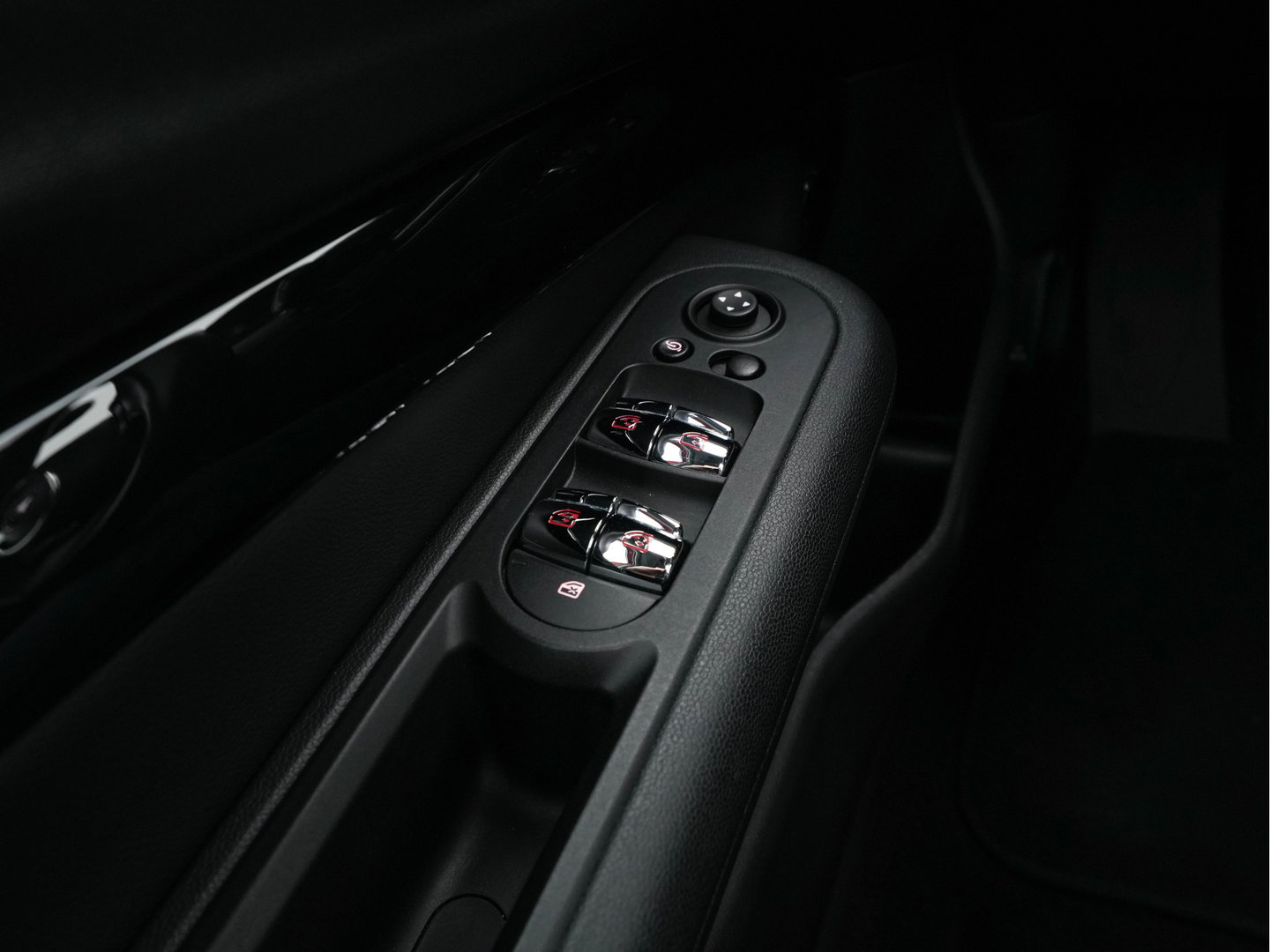MINI Clubman 2.0 Cooper S ALL4 Premier Plus JCW (INCL-BTW) Aut * PANO | LEATHER | FULL-LED | HEATED-SPORTSEATS | DIGI-COCKPIT | AMBIENT-LIGHT | PRIVACY-GLASS | HEAD-UP | PDC | CAMERA | DAB  | KEYLESS | TOWBAR | 18"ALU*