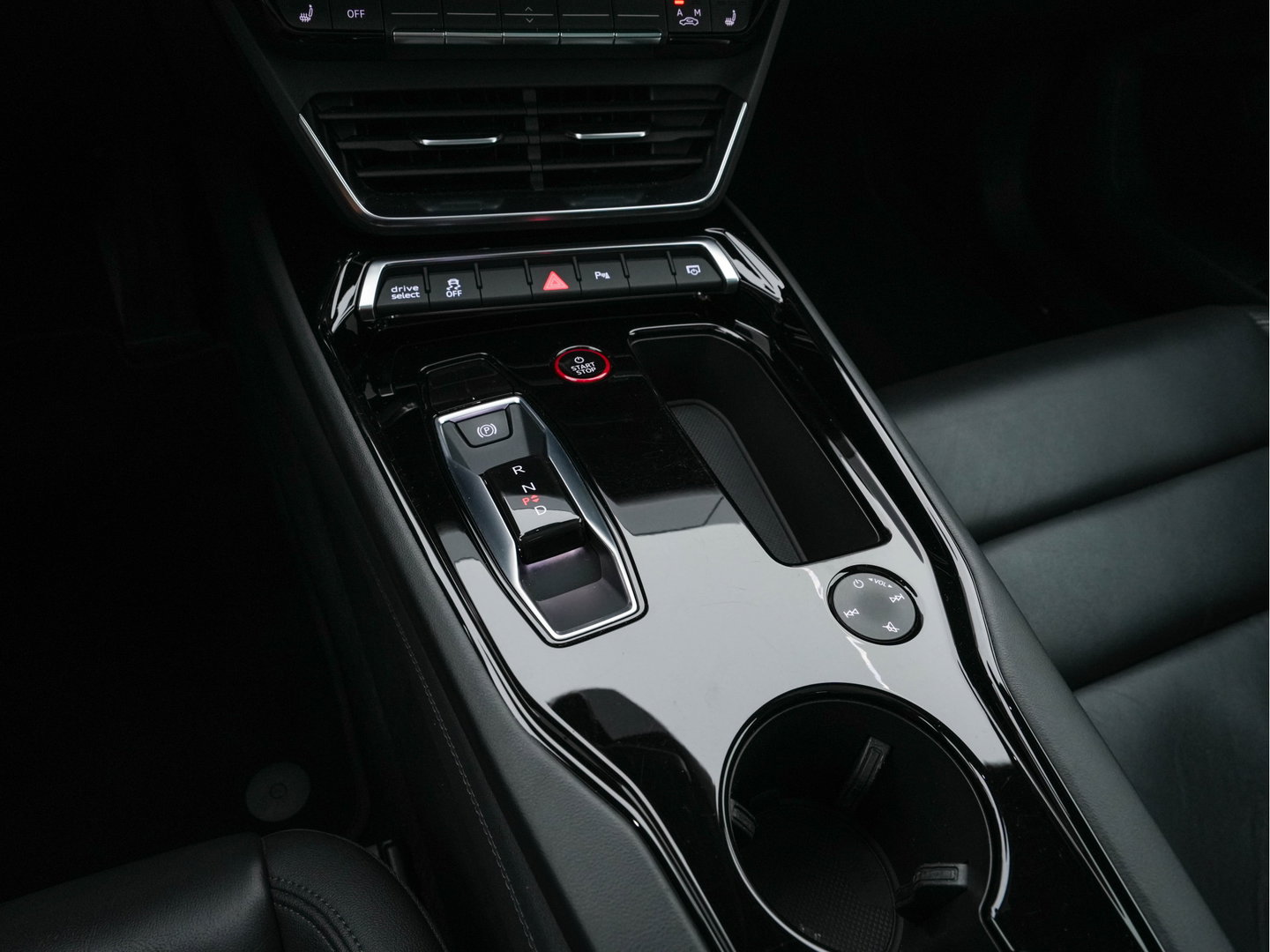 Audi e-tron GT 93 kWh Quattro (3-Fase-11 kW) {SOH-93%} (INCL-BTW) *HEATPUMP | PANO | FULL-LED | LEATHER | AUDI-SOUND | DIGI-COCKPIT | NAVI-FULLMAP | HEATED-SPORTSEATS | TOPVIEW | DAB | KEYLESS | LANE-ASSIST | SHIFTPADDLES | PRIVACYGLASS | 20"ALU*