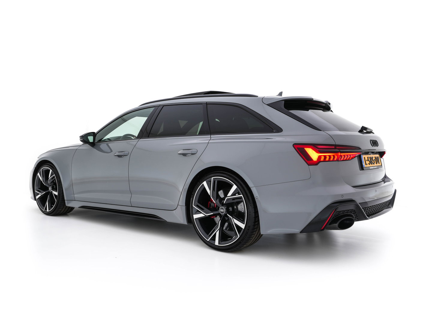 Audi RS6 Avant TFSI Quattro (INCL-BTW) Aut. *CERAMIC-BREAKS | LEATHER | HEAD-UP | LASER-LIGHT | BANG&OLUFSEN-ADVANCED | SOFT-CLOSE | ADAPTIVE-CRUISE | BLINDSPOT | TOPVIEW | MEMORY-PACK | DAB+ | ...